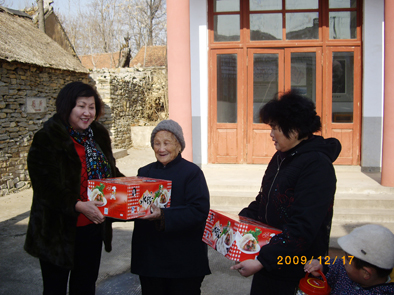 朱呈镕看望“沂蒙母亲王换于”儿媳——老红嫂张淑贞