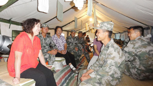 兵妈妈朱呈镕到日照海训场看望铁军某部子弟兵