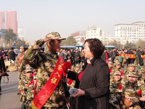 兵妈妈朱呈镕参加2010年临沂市欢送新兵大会欢送首批入藏新兵
