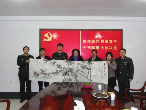 沂蒙新红嫂朱呈镕和协会领导一起慰问临沂房产管理处官兵