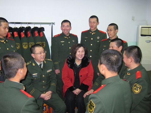 兵妈妈朱呈镕与临沂河东武警官兵共度除夕夜