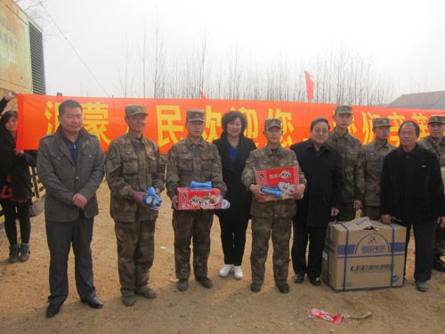 兵妈妈朱呈镕赴蒙阴县慰问打井抗旱的北京军区某给水工程团官兵