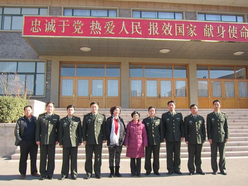 兵妈妈朱呈镕到中央警卫局和总参谋部41旅，看望慰问部队官兵