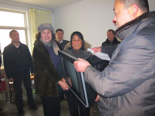 沂蒙新红嫂朱呈镕看望慰问红嫂、烈军属