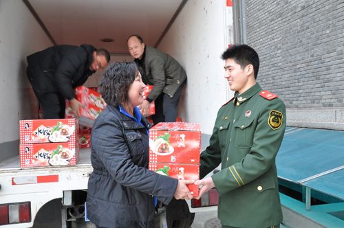 兵妈妈朱呈镕参加协会拥军慰问团赴北京国旗护卫队、二炮走访慰问