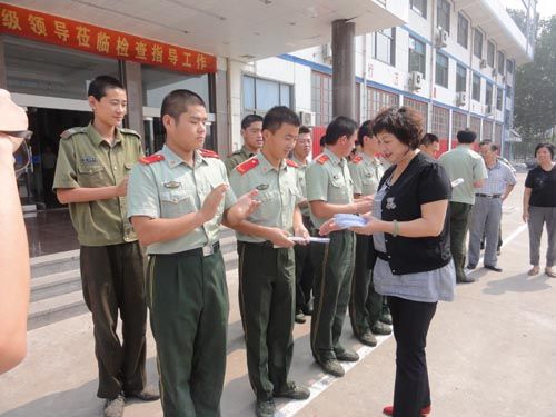 兵妈妈朱呈镕慰问市消防支队兰山大队官兵
