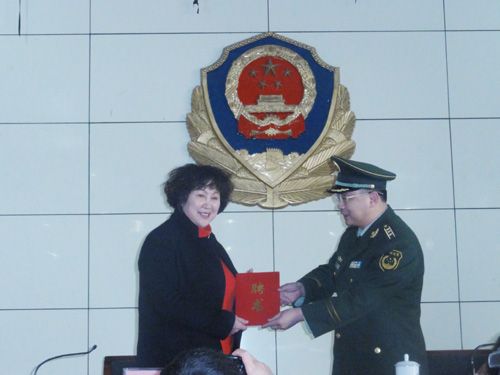 沂蒙新红嫂朱呈镕慰问河东武警训练新兵并作红嫂事迹报告