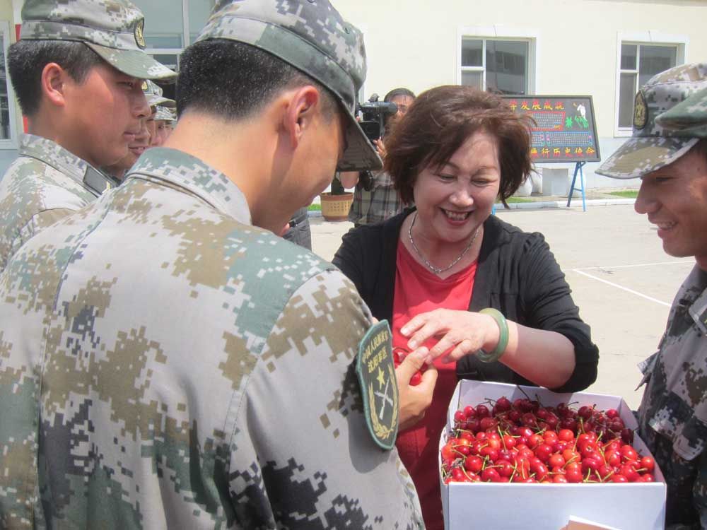 省爱国拥军模范朱呈镕慰问鸭绿江畔好五连官兵