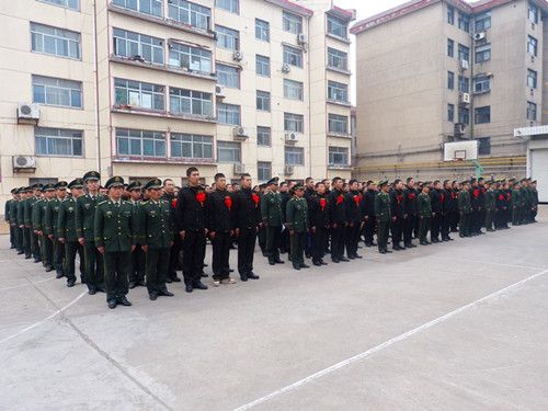 别军营，兵妈妈朱呈镕赴临沂武警支队为退伍老兵送行