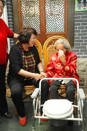 朱呈镕与贫困母亲相约：“明年我还在这里等你们”