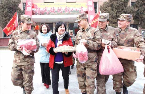 拥军钢八连纪念当年恩 沂蒙亲人为钢八连庆生