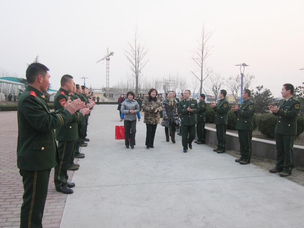 沂蒙新红嫂朱呈镕慰问临沂武警河东训练基地官兵与官兵们共度除夕