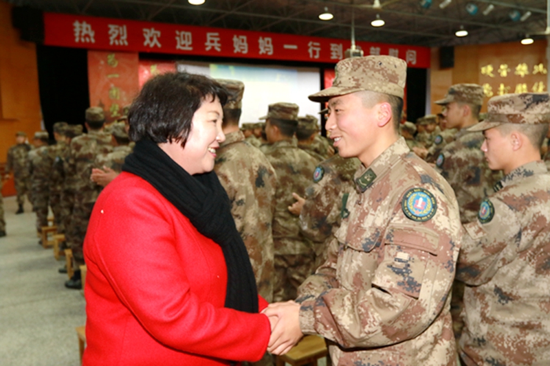 拥军送水饺，优属赠晚报