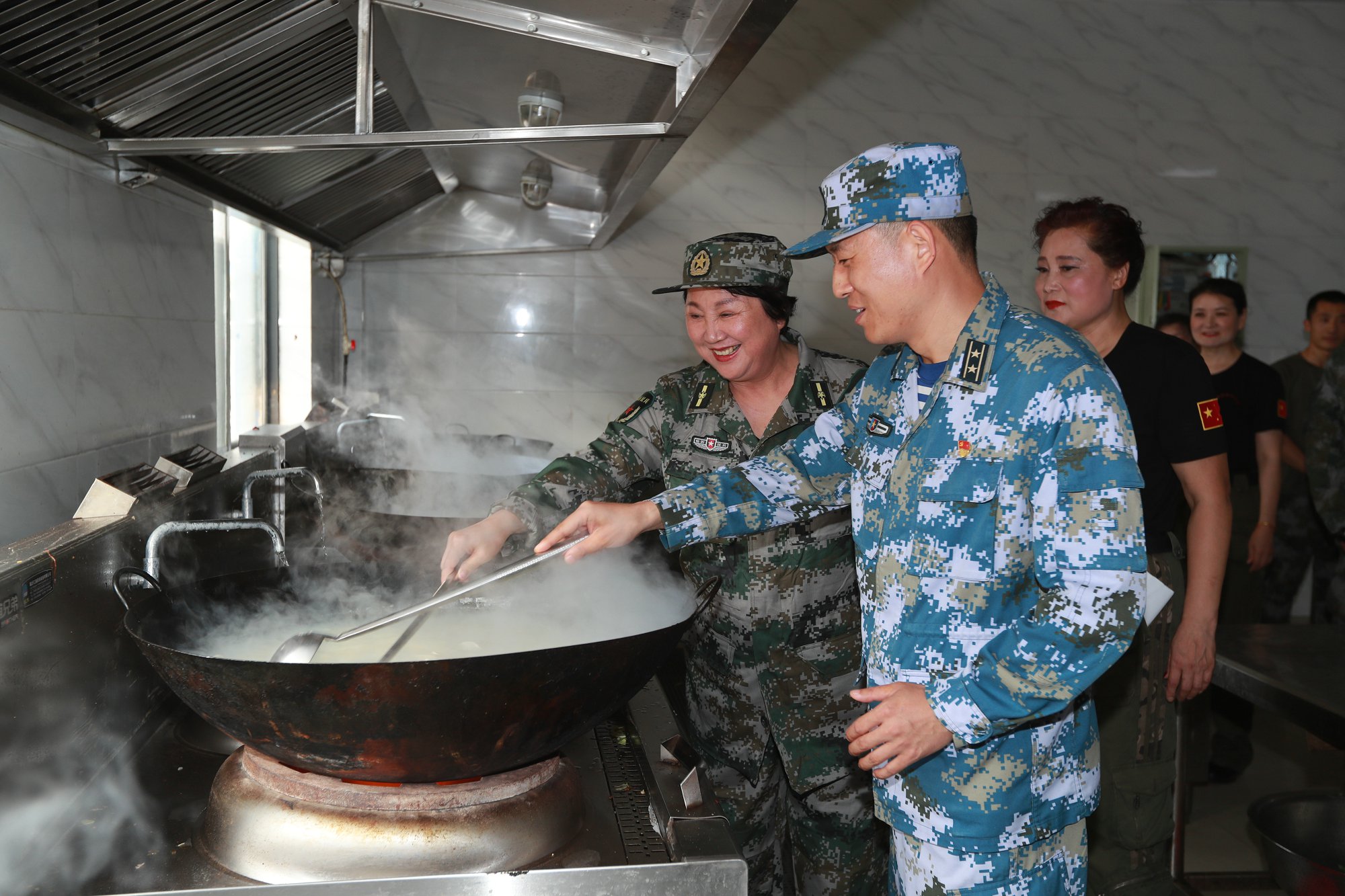 朱老大公司党委慰问集训基干民兵