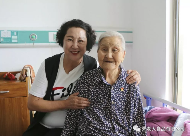 慰问支前模范 续写红嫂情谊 “沂蒙新红嫂”朱呈镕慰问看望 “老支前”王克昌和“老红嫂”尹德美