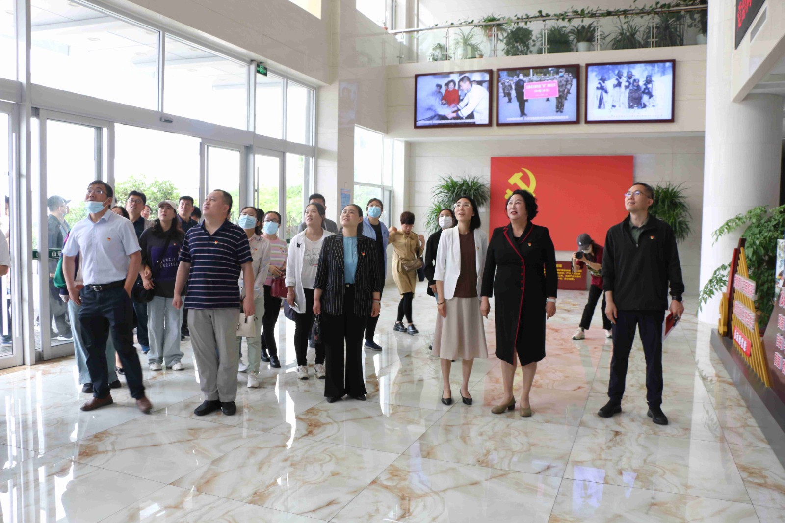 5月26日，临沂大学党支部书记到红嫂文化博物馆参观