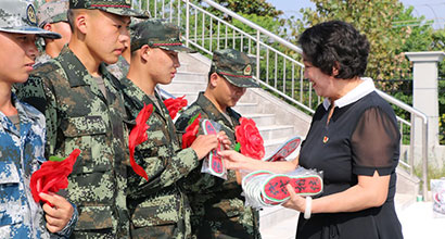 听从召唤入军营 儿行千里母担忧——兵妈妈朱呈镕参加2021年秋季新兵入伍欢送仪式